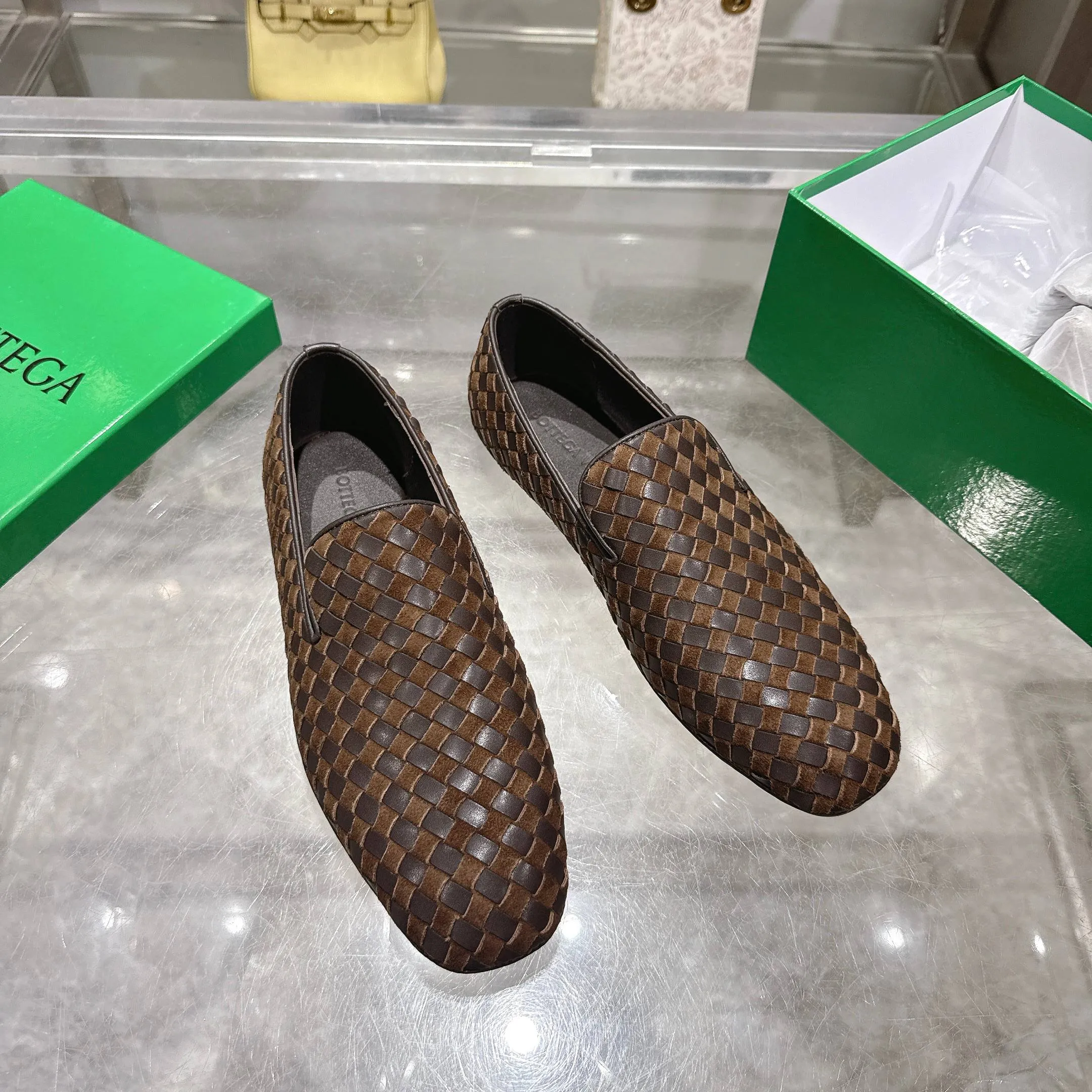 [BV] Top P: 760💰Size for couples: Female 35-39 Male 39--44 (Female 40. Male 38.45.46.47 customization is not returnable) [Note‼ ️] Add 💰 to size 46, add 💰 to size 47. Bottega Veneta's 2025 autumn counter synchronized genuine leather outsole classic woven half-drag couple model Bottega Veneta square toe flat shoes, imported mixed sheepskin, imported sheep! Leather outsole! [Rose][Rose]! Purely hand-woven and operated, the original board is reproduced one-to-one! quality assurance!